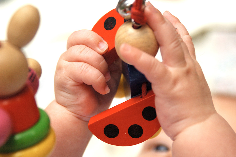 Babyhände halten Babyspielzeug