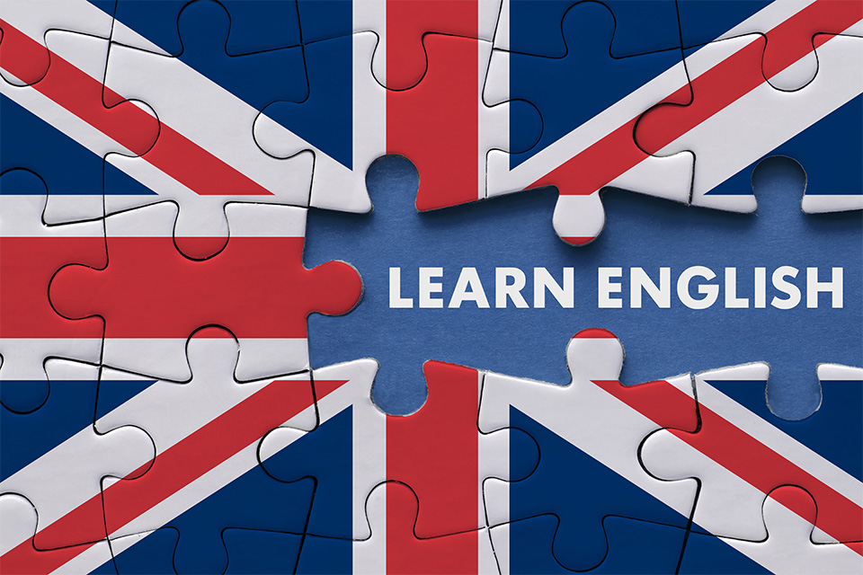 Eine Flagge des Vereinigten Königreichs in Puzzle-Optik ist zu sehen. Aufschrift: "Learn English"