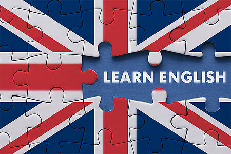 Eine Flagge des Vereinigten Königreichs in Puzzle-Optik ist zu sehen. Aufschrift: "Learn English"